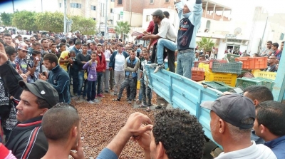 قبلي : الفلاحون يلقون بالتمر في الطريق العام 