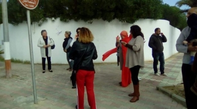 سوسة : مواطنون يتجمعون امام منزل المرزوقي و يطالبون بطرده 