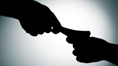 طرد موظفين من عملهم بسبب الإبلاغ عن الفساد