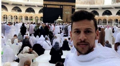 يوسف المساكني يؤدي مناسك العمرة 