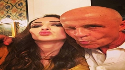 سيلفي ''بوز البطة'' يجمع ملاك العبيدي و السفير الفرنسي 
