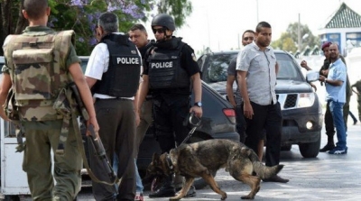 القصرين : اقارب و اصدقاء مجرم خطير يفتكونه من فرقة امنية خاصة باستعمال الاسلحة و يفرون به
