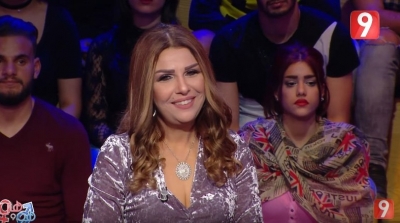 شرطة الموضة : منيرة حمدي تتألق في ''جمبسوت'' باللون الفضي