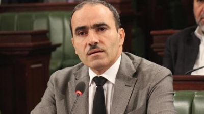 بعد ضبطه و هو ''يلوك في العلكة'' : الجزيري يتهجم على الفريق التلفزي و نقابة سلك الاخراج تندد