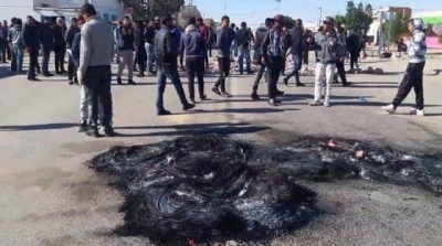 تطاوين: حرق 13 سيارة أمنية ونهب مستودع الذهيبة 