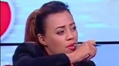 مذيعة قناة حنبعل تثير السخرية بسبب قلم (فيديو)