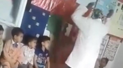 مروضة تعتدي بالعنف على طفل صغير في احد رياض الاطفال (فيديو)