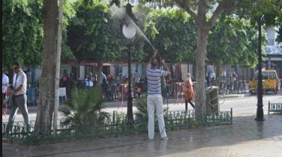 بعد القضاء على الانتصاب الفوضوي : تنظيف شارع الحبيب بورقيبة بالمياه (صور)