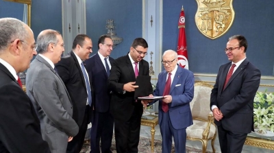 نداء تونس يهدي كتابا للباجي قايد السبسي 