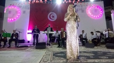 شرطة الموضة : صوفية صادق في اطلالة غير موفقة 