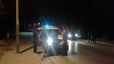 الشرطة البيئية تضبط تاكسي بصدد التبول في منطقة البلفدير (صورة)