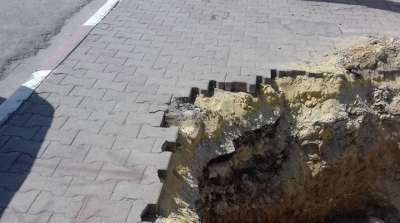 المنزه 5 :مواطن يحفر الطريق العمومي امام منزله لمنع المواطنين من المرور (فيديو)