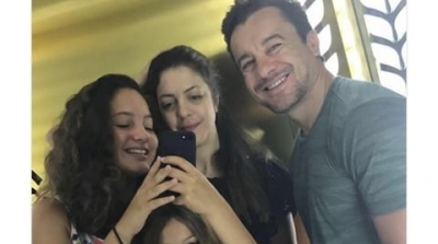 سامي الفهري في صورة عائلية مع زوجته و ابنتيه