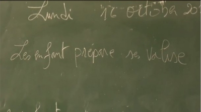 جندوبة : معلم يرتكب اخطاء فظيعة في اللغة الفرنسية امام تلاميذه (فيديو)