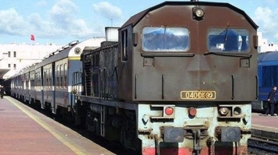 وفاة شخص وإصابة 3 آخرين بجروح خطيرة إثر اصطدامهم بقطار نقل البضائع