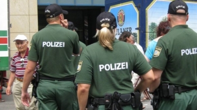 Il demande de l'aide à la police pour rompre avec sa copine