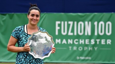 Ons Jabeur remporte le trophée du tournoi de Manchester