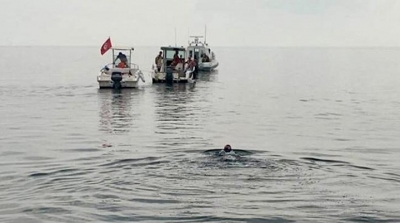 Fête de la femme : Faten Ghattas parcourt la distance Sfax-Kerkennah à la nage