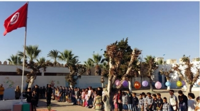 سوسة : اطفال مدرسة 'الباب الشمالي' يحيون العلم مع رجال الامن‎