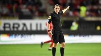 Stéphanie Frappart, première femme à arbitrer un match de Ligue 1