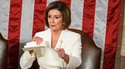 Nancy Pelosi déchire le discours de Donald Trump