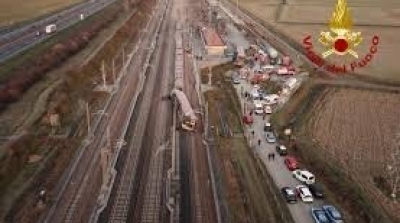 Italie : un train déraille près de Milan, deux morts et des blessés 