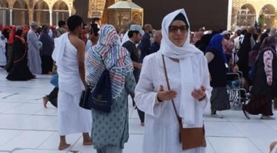 امال كربول تؤدي مناسك العمرة (صور)