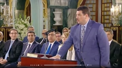 الوزير علي الحفصي يترك المصحف ويقسم على الطاولة