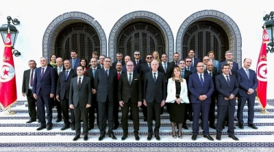 Les membres du gouvernement font don de la moitié de leurs salaires