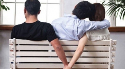 أريانة : يضبط زوجته تمارس الجنس مع صديقه في حديقة منزله 