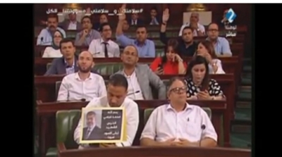 فوضى في البرلمان بسبب رفع سيف الدين مخلوف لصورة محمد مرسي