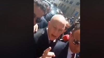 مناوشة بين قيس سعيد و مواطنين تونسيين في باريس (فيديو)