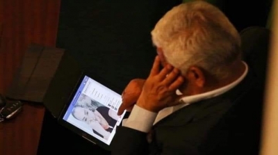الصافي سعيد منغمس مع عربية حمادي على الفايسبوك في جلسة التصويت على الحكومة