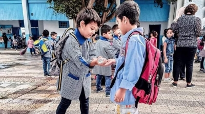 معقم يجمع تلميذين صغيرين (صورة)