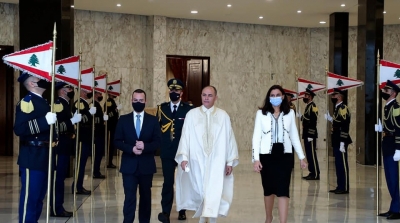 Vêtu en Jebba : L’ambassadeur de Tunisie à Beyrouth remet sa lettre de créance à Michel Aoun