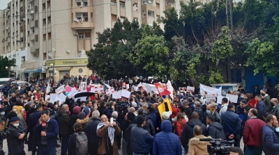 وقفة إحتجاجية أمام البرلمان للتنديد بالعنف و دفاعا عن مدنية الدولة (فيديو)