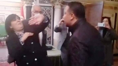 مخلوف يحاول الاعتداء على عبير موسي و يفتك هاتفها (فيديو)