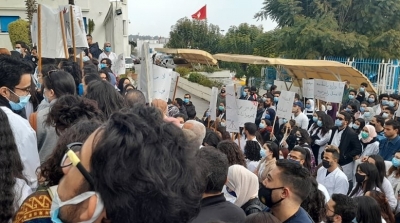 الأطباء الشبان يرفعون شعار 'ديغاج' أمام مكتب وزير الصحة 