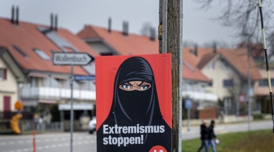 La Suisse vote contre le port du voile intégral dans l'espace public