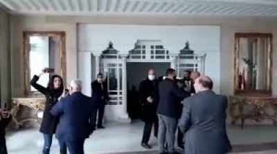 نائب عن النهضة يصفع زينب السفاري و يحطم هاتفها 