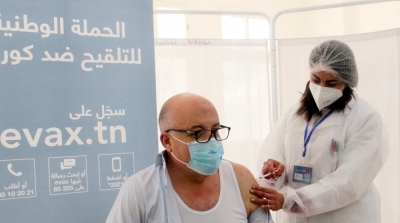 تونس : وزير الصحة يتلقّى الجرعة الأولى من لقاح سپوتنيك 