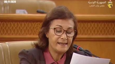 النائبة النهضاوية أروى بن عباس تتلقى تلقيح كورونا خلسة 
