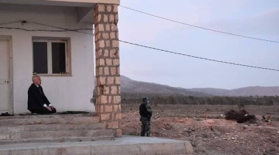 جندي يحرس قيس سعيد يصلي وحيدا في الشعانبي 