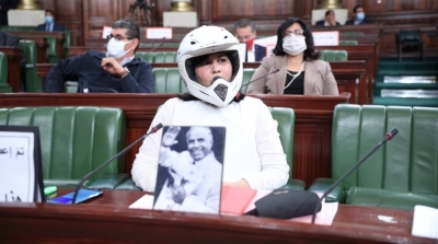 عبير موسى ترتدي خوذة داخل البرلمان (صور)