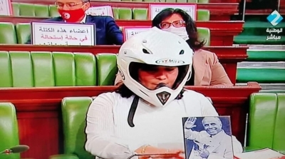 ARP : Abir Moussi porte un casque et un gilet pare-balles