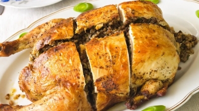 دبارة اليوم : دجاجة محشية و سلاطة مقرونة مع براونيز للتحلية