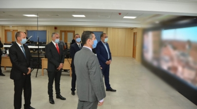 هشام المشيشي يعايد الأمنيين من قاعة العمليات المركزية 