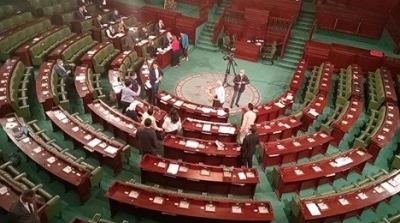 نواب ائتلاف الكرامة يرفعون الجلسة العامة لأداء صلاة الجمعة 