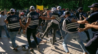 مناوشات بين محتجين و قوات الامن في شارع الحبيب بورقيبة 