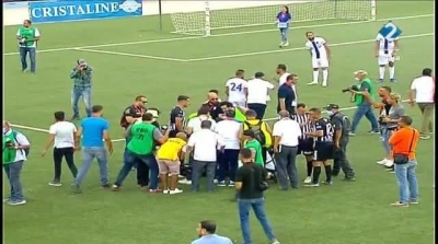 بسبب القاء الشماريخ : ايقاف مباراة الصفاقسي و الأولمبي للنقل 